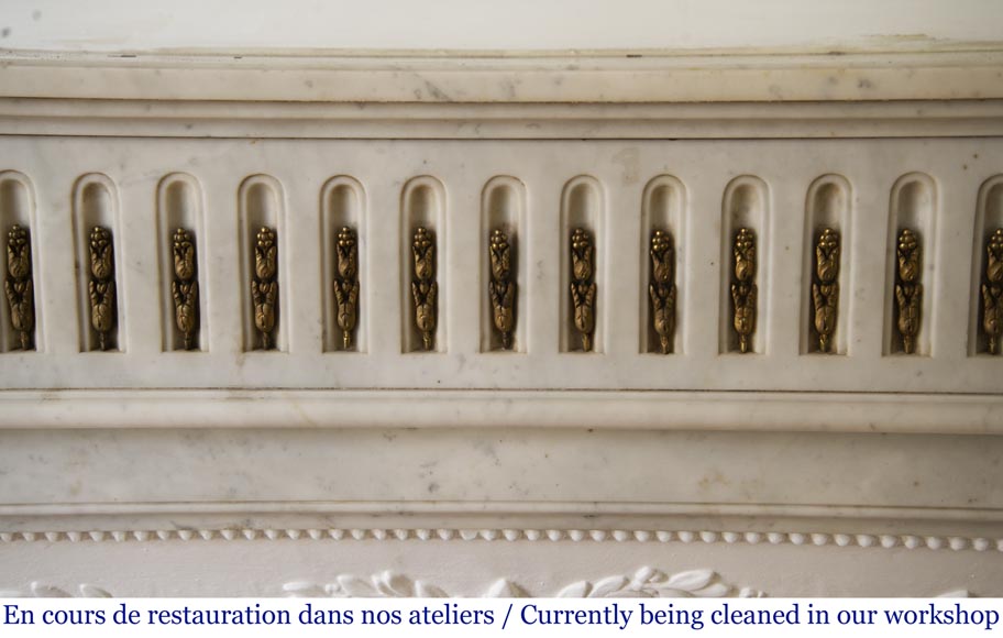 Cheminée ancienne de style Louis XVI en marbre de Carrare et ornementations de bronze-1
