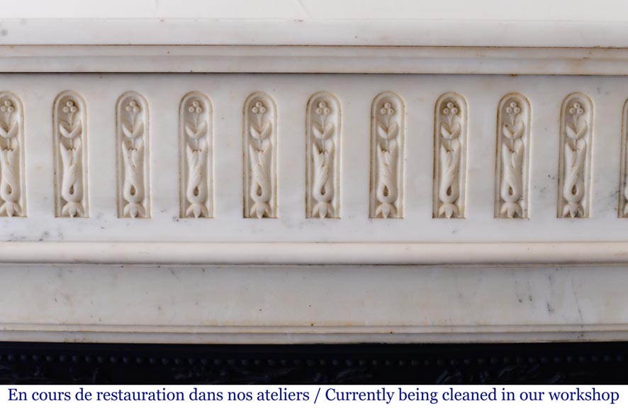 Cheminée ancienne de style Louis XVI en marbre demi statuaire de Carrare-1