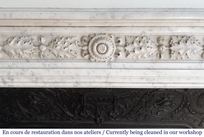 Cheminée ancienne de style Napoléon III en marbre de Carrare sculptée de feuilles de chêne-1