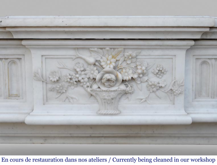 Cheminée ancienne de style Louis XVI en marbre de Carrare au panier fleuri-1