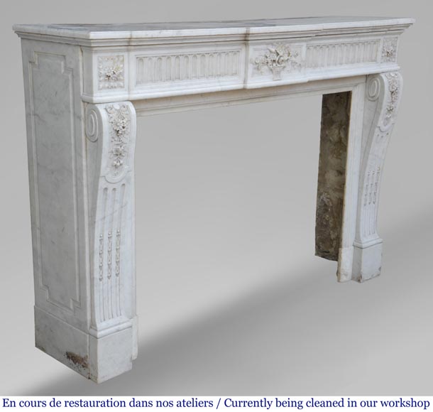 Cheminée ancienne de style Louis XVI en marbre de Carrare au panier fleuri-5