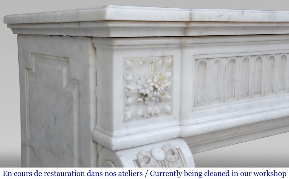 Cheminée ancienne de style Louis XVI en marbre de Carrare au panier fleuri-6