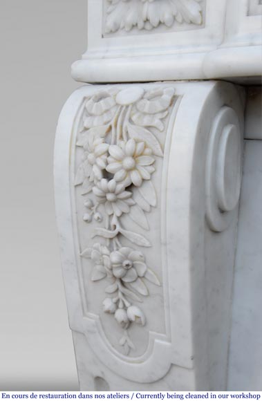 Cheminée ancienne de style Louis XVI en marbre de Carrare au panier fleuri-7