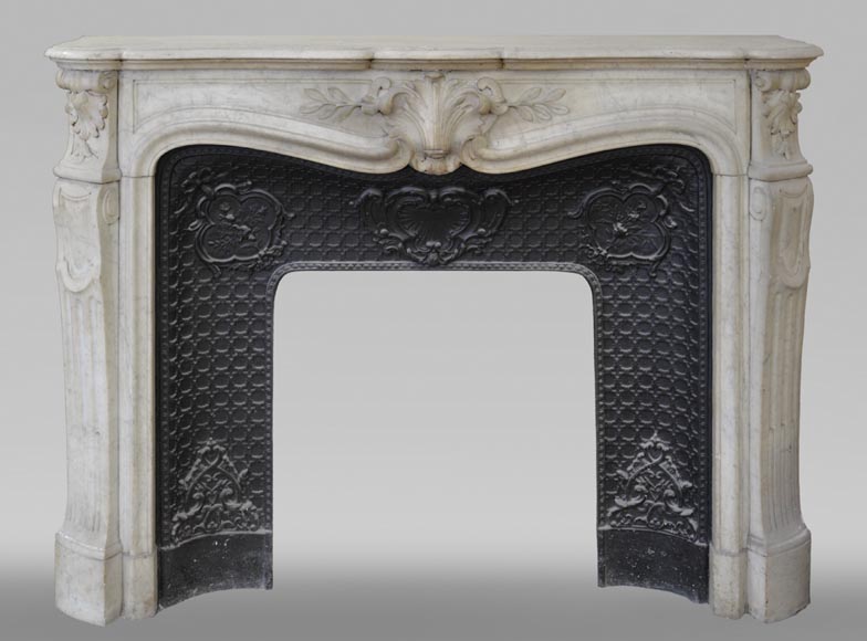 Cheminée ancienne de style Louis XV à palmettes en marbre de Carrare-0