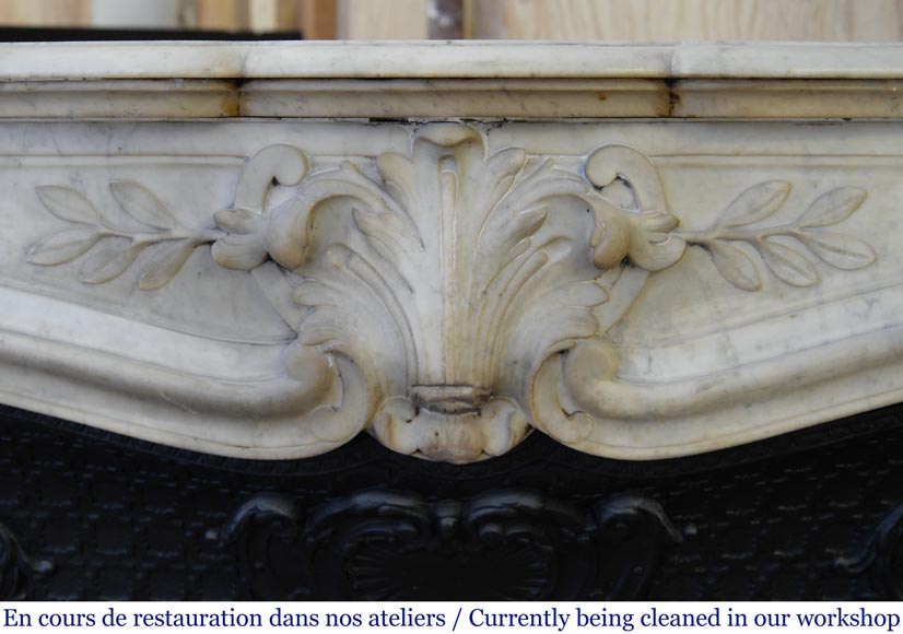 Cheminée ancienne de style Louis XV à palmettes en marbre de Carrare-1