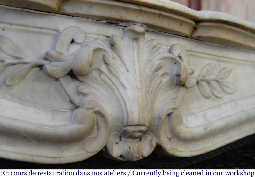 Cheminée ancienne de style Louis XV à palmettes en marbre de Carrare-2