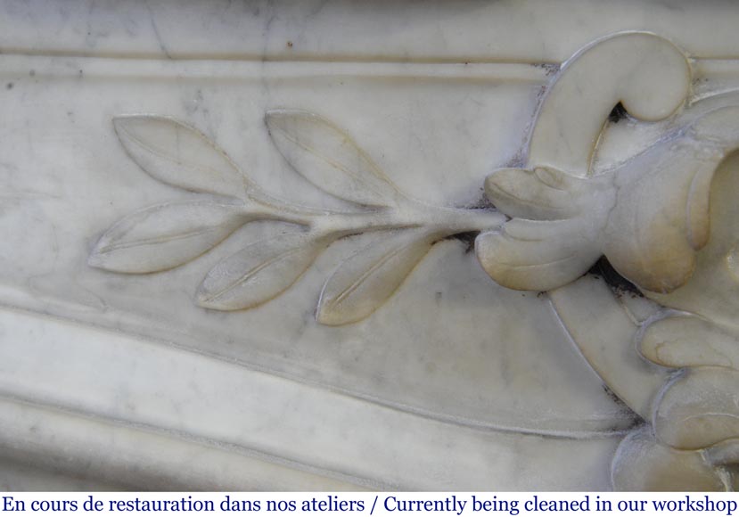 Cheminée ancienne de style Louis XV à palmettes en marbre de Carrare-3
