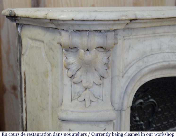 Cheminée ancienne de style Louis XV à palmettes en marbre de Carrare-5