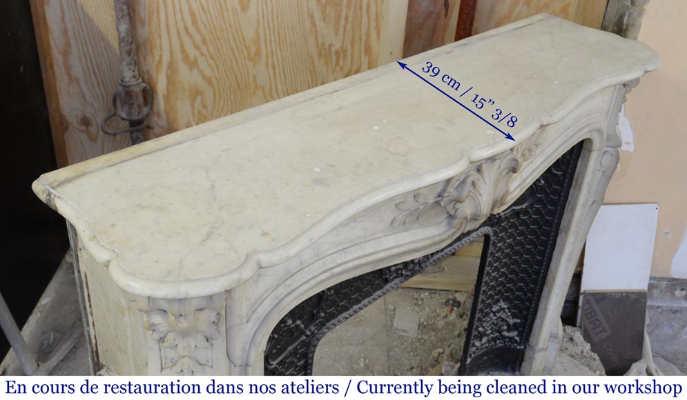 Cheminée ancienne de style Louis XV à palmettes en marbre de Carrare-11