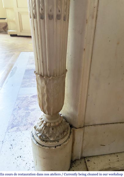 Cheminée ancienne de style Louis XVI à colonnes en marbre de Carrare-5