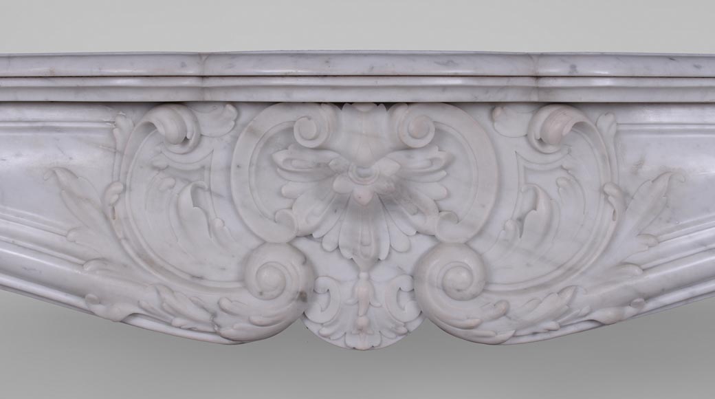 Belle cheminée de style Louis XV à glands en marbre de Carrare-3