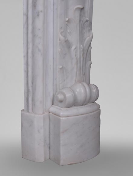 Belle cheminée de style Louis XV à glands en marbre de Carrare-13