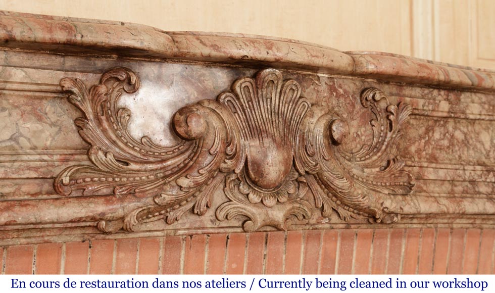 Cheminée ancienne de style Régence richement sculptée, en marbre Sarrancolin Ilhet-2