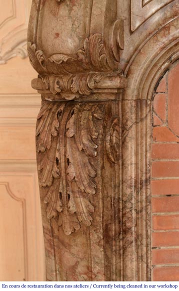 Cheminée ancienne de style Régence richement sculptée, en marbre Escalette-7