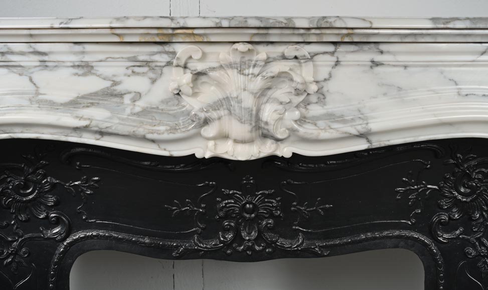 Cheminée de style Régence à enroulement sculptée en marbre Arabescato-1