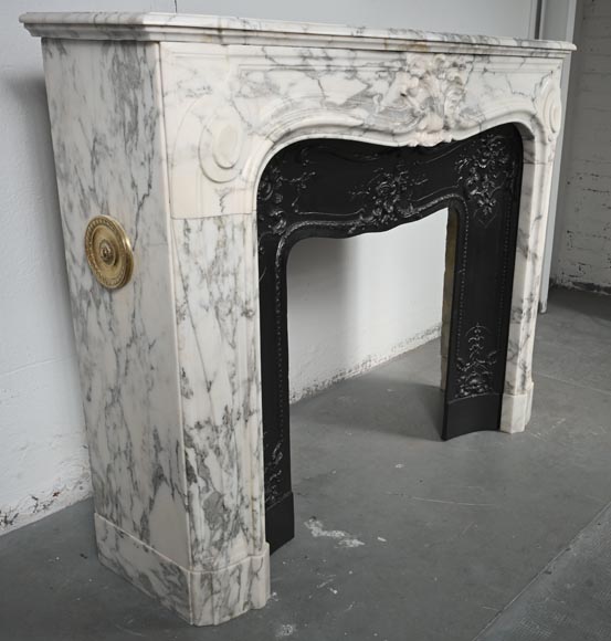 Cheminée de style Régence à enroulement sculptée en marbre Arabescato-4
