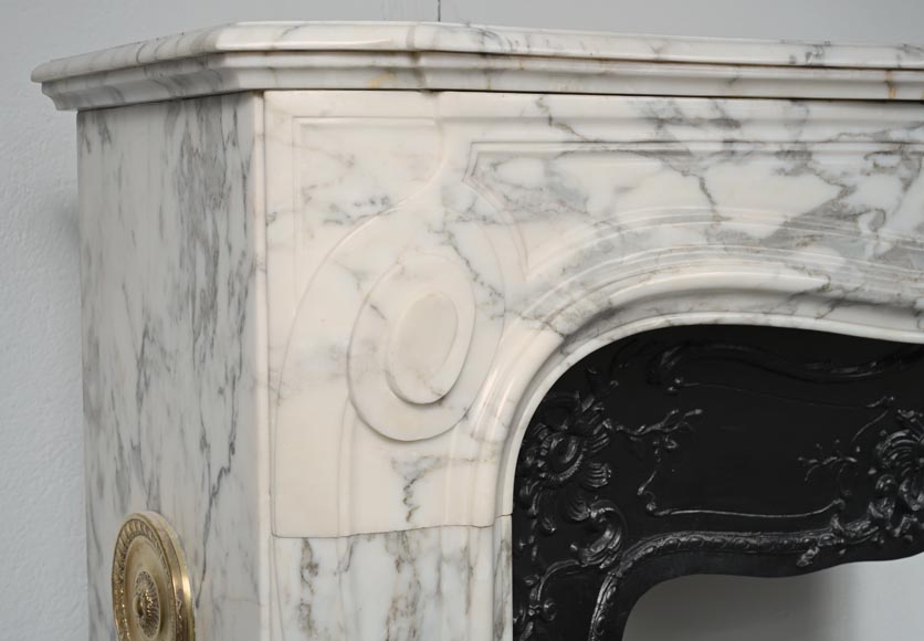 Cheminée de style Régence à enroulement sculptée en marbre Arabescato-5