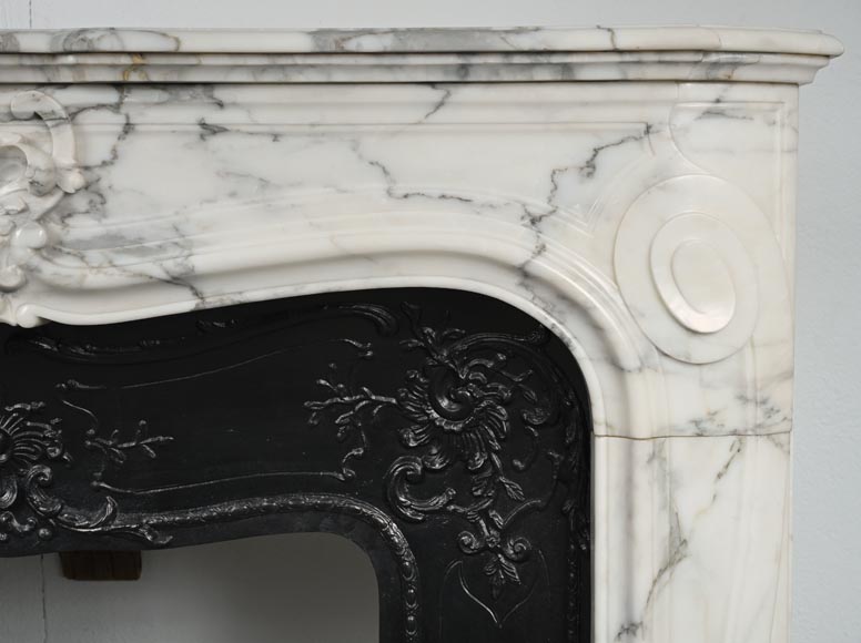 Cheminée de style Régence à enroulement sculptée en marbre Arabescato-8