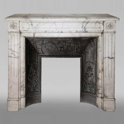Cheminée ancienne de style Louis XVI aux rosettes en marbre Arabescato