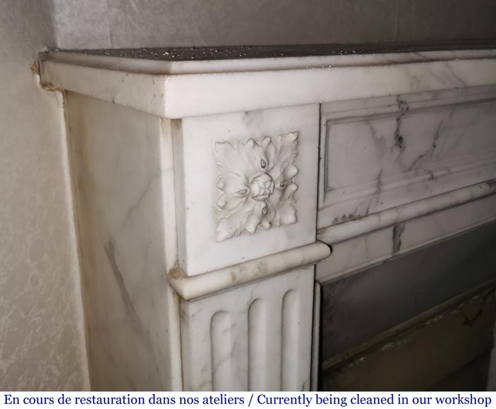 Cheminée ancienne de style Louis XVI aux rosettes en marbre Arabescato-3