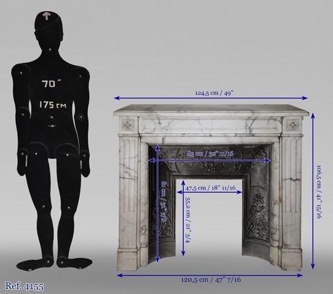 Cheminée ancienne de style Louis XVI aux rosettes en marbre Arabescato-9