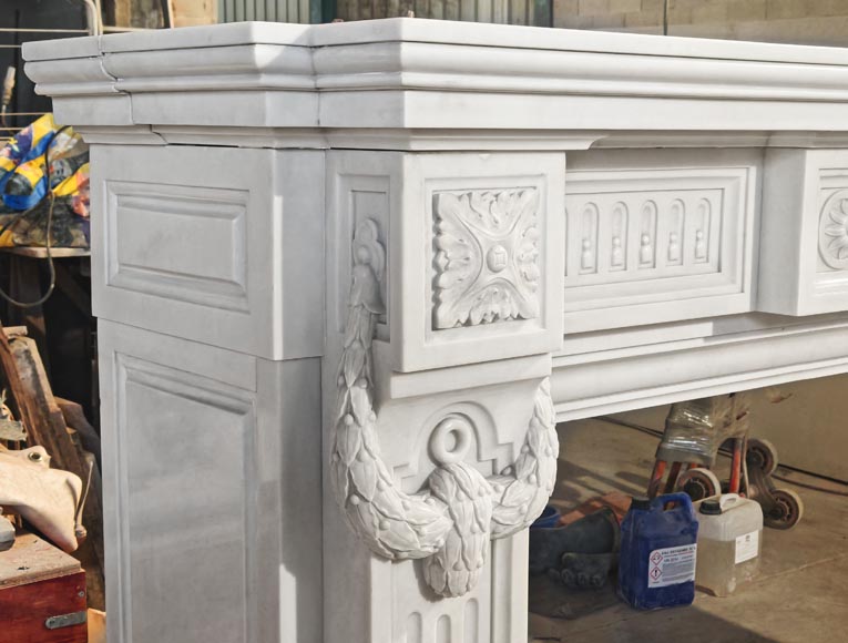 Importante cheminée style Louis XVI en marbre de Carrare, à décor de cannelure et de guirlande Importante cheminée style Louis XVI en marbre de Carrare, à décor de cannelure et de guirlande-4