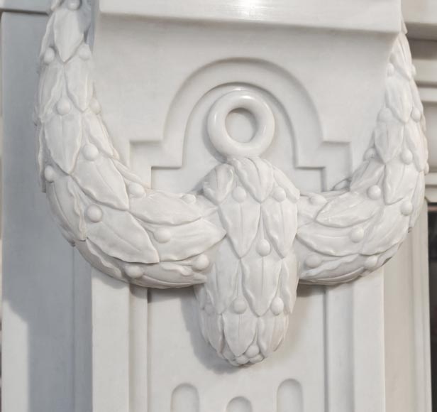 Importante cheminée style Louis XVI en marbre de Carrare, à décor de cannelure et de guirlande Importante cheminée style Louis XVI en marbre de Carrare, à décor de cannelure et de guirlande-6