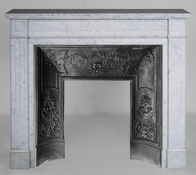 Petite cheminée de style Louis XVI en marbre de Carrare-0