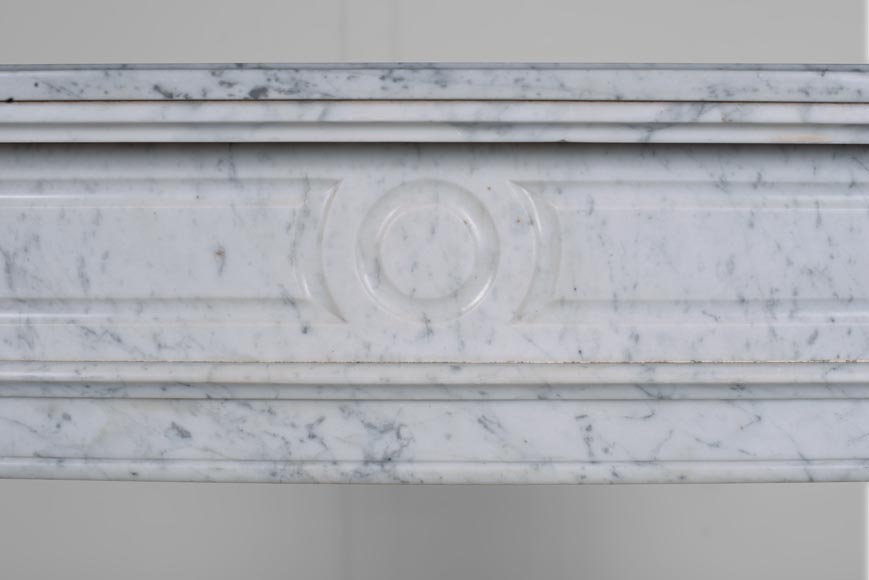 Petite cheminée de style Louis XVI en marbre de Carrare-1