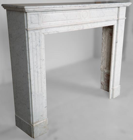 Petite cheminée de style Louis XVI en marbre de Carrare-2