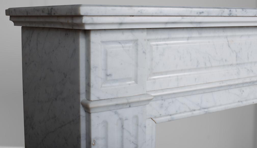 Petite cheminée de style Louis XVI en marbre de Carrare-3