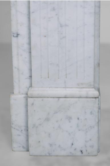 Petite cheminée de style Louis XVI en marbre de Carrare-7