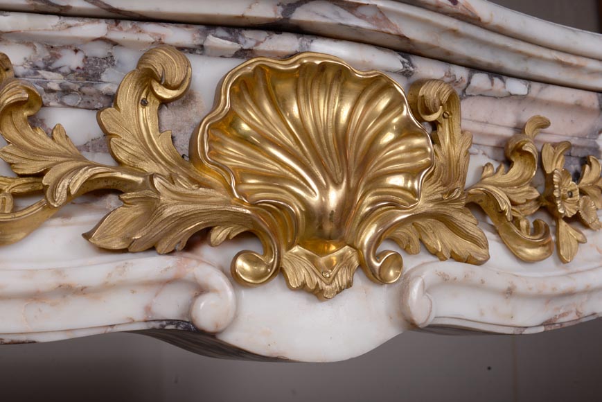 Cheminée de style Louis XV en marbre brèche de Seravezza et bronzes dorés-2