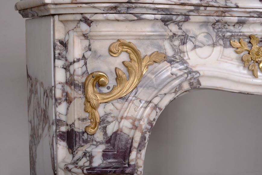 Cheminée de style Louis XV en marbre brèche de Seravezza et bronzes dorés-4
