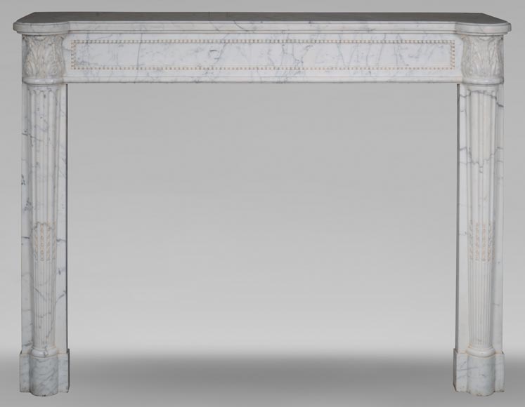 Cheminée d'époque Louis XVI à demies colonnes en marbre de Carrare veiné -0