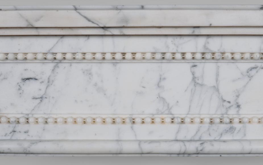 Cheminée d'époque Louis XVI à demies colonnes en marbre de Carrare veiné -1