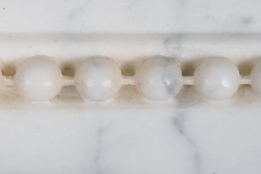 Cheminée d'époque Louis XVI à demies colonnes en marbre de Carrare veiné -2