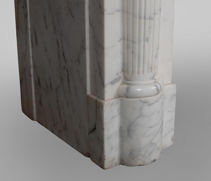 Cheminée d'époque Louis XVI à demies colonnes en marbre de Carrare veiné -5