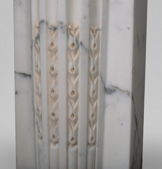 Cheminée d'époque Louis XVI à demies colonnes en marbre de Carrare veiné -8