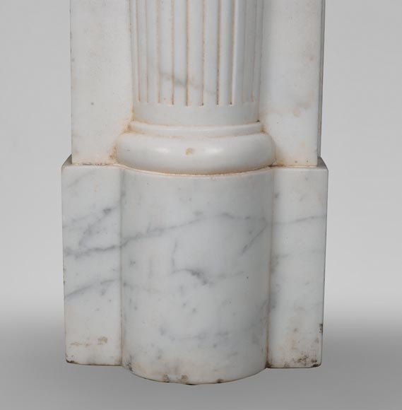 Cheminée d'époque Louis XVI à demies colonnes en marbre de Carrare veiné -9