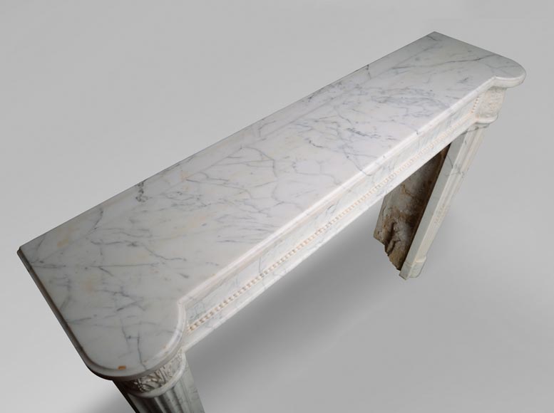 Cheminée d'époque Louis XVI à demies colonnes en marbre de Carrare veiné -10