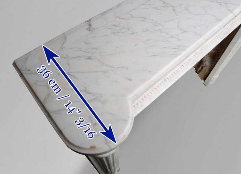Cheminée d'époque Louis XVI à demies colonnes en marbre de Carrare veiné -11