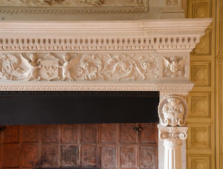 Cheminée en pierre monumentale de style Néo-Renaissance, aux armes du comte de Horn, vers 1905-8