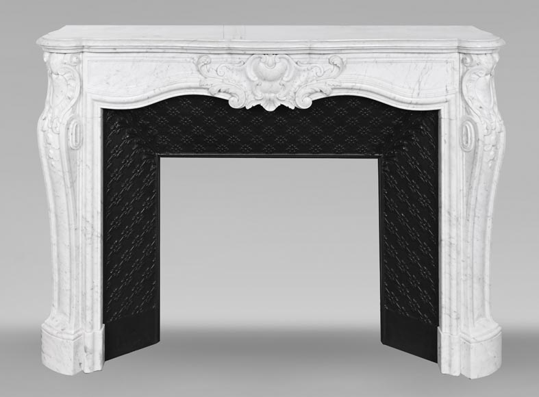 Cheminée de style Louis XV en marbre de Carrare, décorée d'une palmette Cheminée de style Louis XV en marbre de Carrare, décorée d'une palmette-0