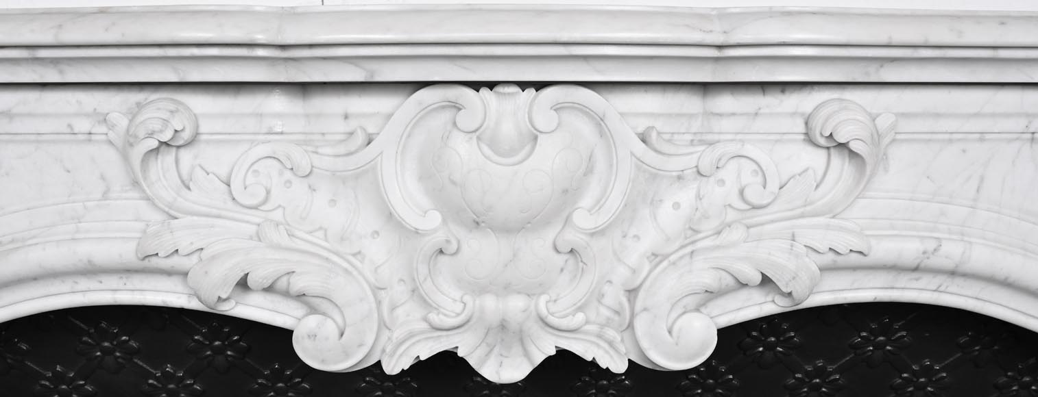 Cheminée de style Louis XV en marbre de Carrare, décorée d'une palmette Cheminée de style Louis XV en marbre de Carrare, décorée d'une palmette-1