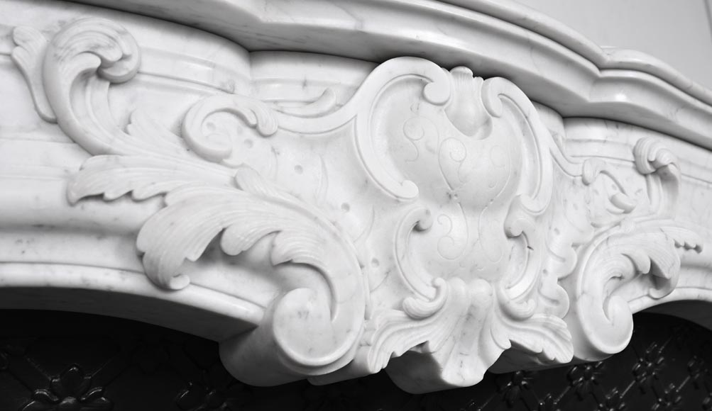 Cheminée de style Louis XV en marbre de Carrare, décorée d'une palmette Cheminée de style Louis XV en marbre de Carrare, décorée d'une palmette-2