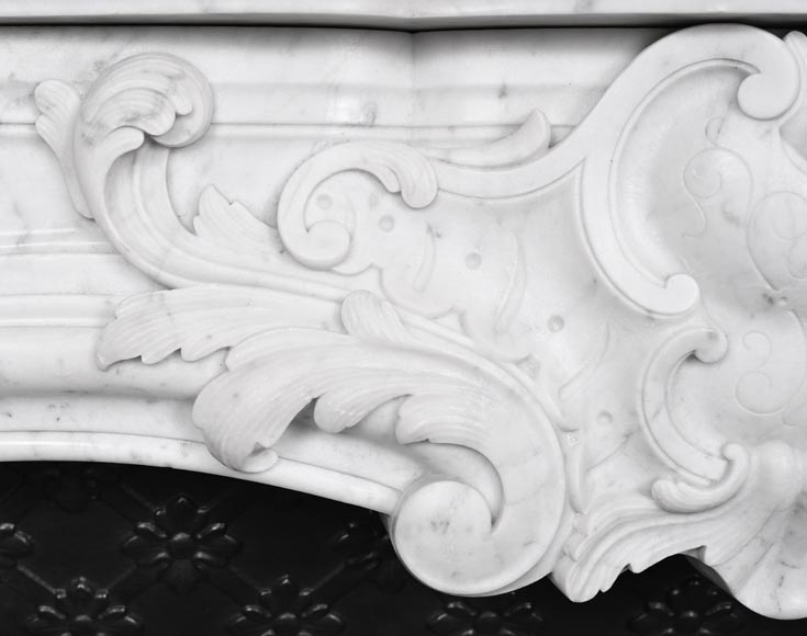 Cheminée de style Louis XV en marbre de Carrare, décorée d'une palmette Cheminée de style Louis XV en marbre de Carrare, décorée d'une palmette-3
