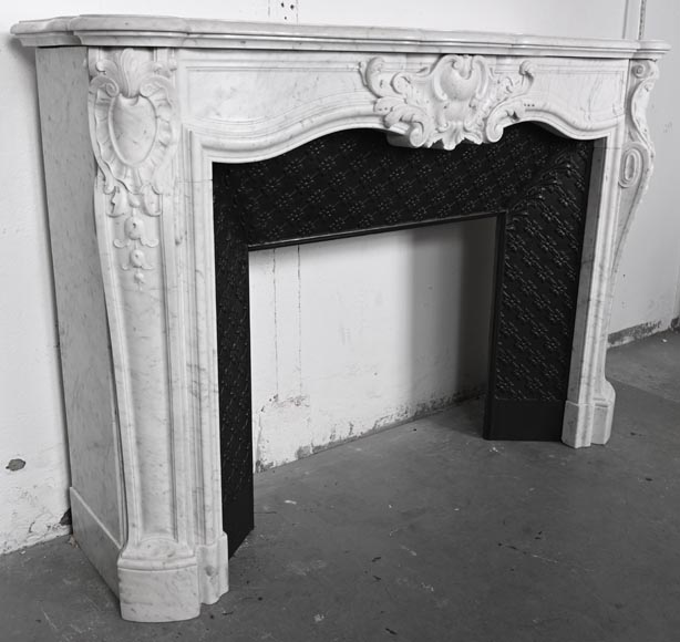 Cheminée de style Louis XV en marbre de Carrare, décorée d'une palmette Cheminée de style Louis XV en marbre de Carrare, décorée d'une palmette-4