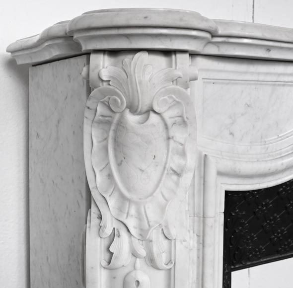 Cheminée de style Louis XV en marbre de Carrare, décorée d'une palmette Cheminée de style Louis XV en marbre de Carrare, décorée d'une palmette-5