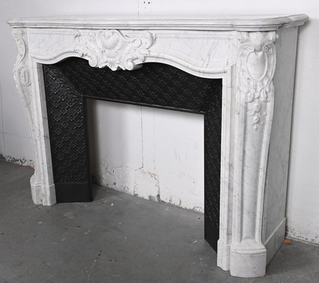 Cheminée de style Louis XV en marbre de Carrare, décorée d'une palmette Cheminée de style Louis XV en marbre de Carrare, décorée d'une palmette-7